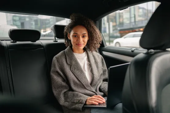 chauffeur taxi toutes distances aix marseille client dans vehicule